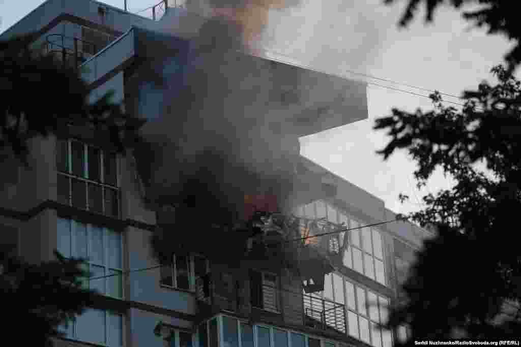 A high-rise building in Kyiv burns on the morning of June 17 after the wave of Russian strikes on Ukraine.