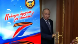 Сборник Z-поэзии бойцов ВДВ в нижном шкафу Путина то исчезает на кадрах официальной хроники, то появляется снова на прежнем месте