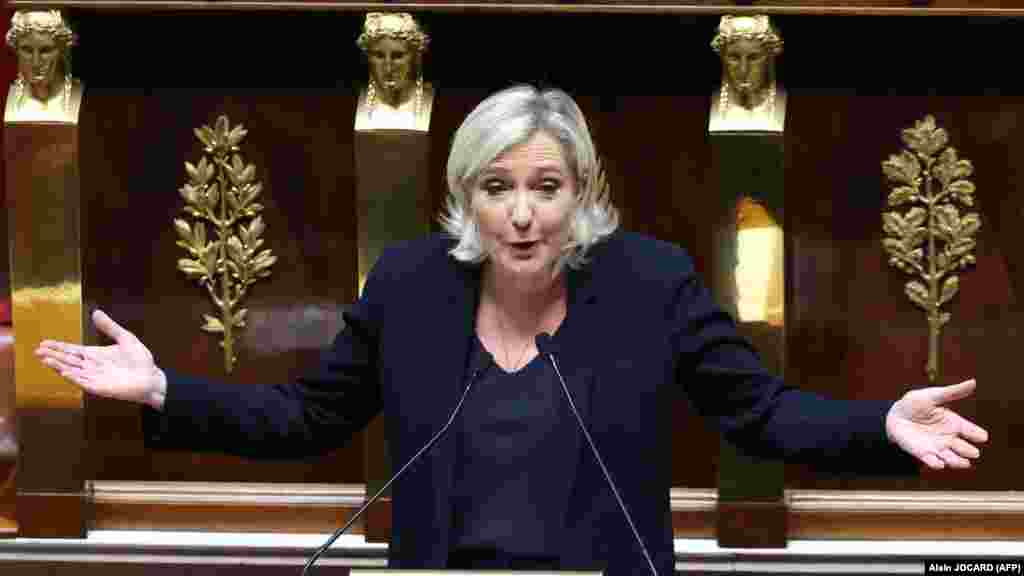 Marine Le Pen francia szélsőjobboldali vezető szerint (a képen a szavazás napján a parlamentben) egyre nagyobb nyomás nehezedik Emmanuel Macron elnökre, hogy mondjon le. A francia baloldal lemondásra és előrehozott elnökválasztás kiírására szólította fel az elnököt, aki egyelőre ragaszkodik ahhoz, hogy 2027-ig kitöltse a mandátumát. Macron csütörtök este beszédet intéz a franciákhoz