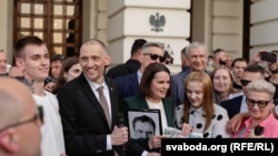 Szjarhej Cihanouszkij és Szvjatlana Cihanouszkajahonfitársaival találkozik Varsóban június 26-án, néhány nappal azután, hogy Cihanouszkij kiszabadult egy belarusz börtönből.
