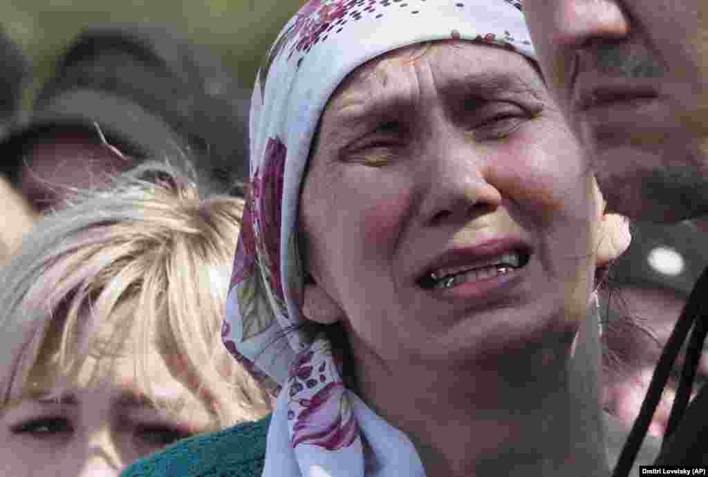 A woman cries at Elvira Ignatyeva's funeral in Kazan.