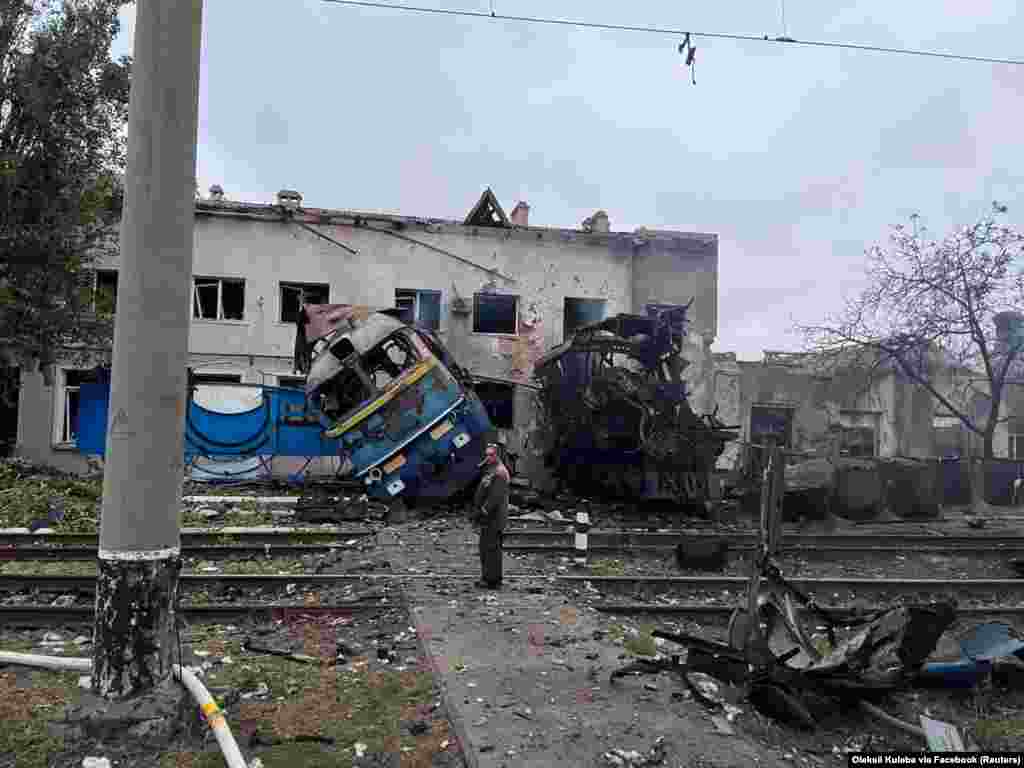 Железнодорожник рядом с уничтоженным поездом в депо в Одессе, на юге Украины. В ночь на 2 октября Россия нанесла удар по депо.Атаки на железнодорожную инфраструктуру Украины происходят на фоне масштабной кампании Украины по использованию беспилотников, которыми она бьет по российским нефтеперерабатывающим предприятиям