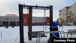 Качели в парке "Зарусье" 