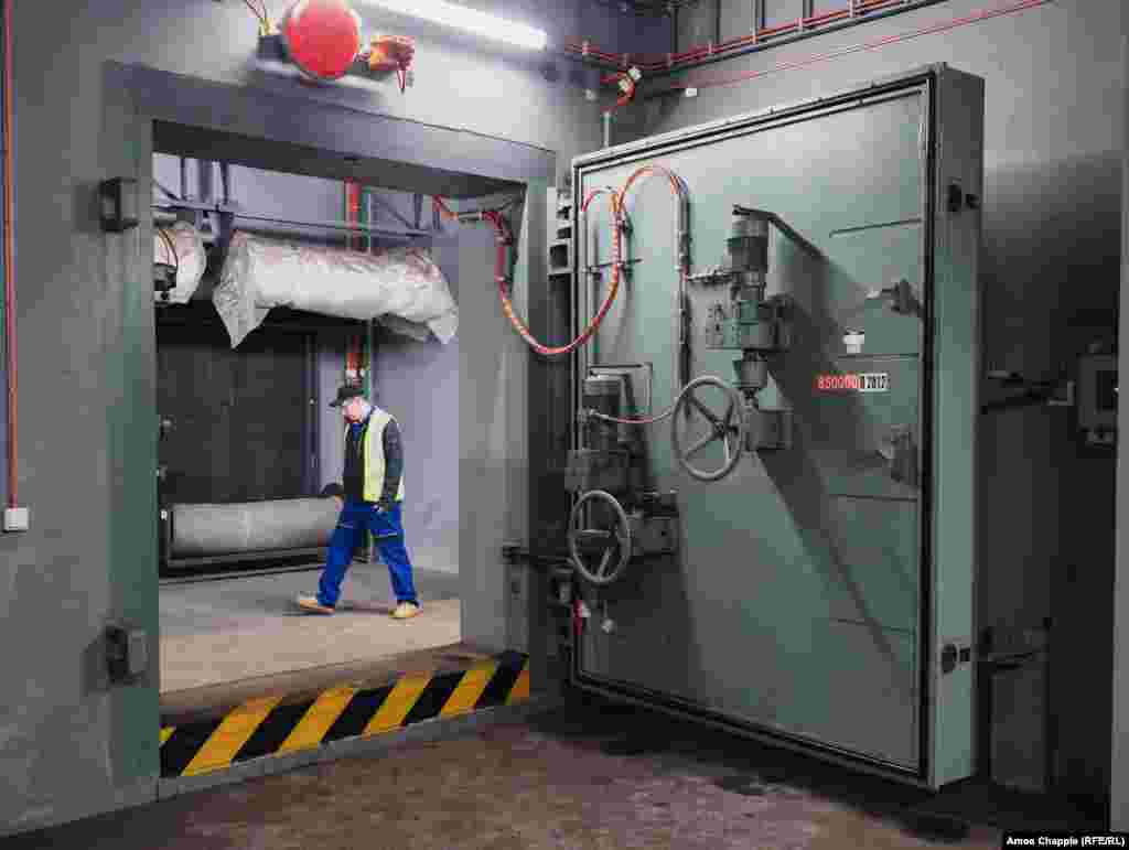 A sealed door inside the OSM that swings shut after the red light above the door begins blinking and an alarm sounds. Only some Prague subway stations are equipped to seal shut in the event of nuclear war. The Prague City Transport Company lists the stations on an interactive map, along with the subway tunnels between them that would serve as a refuge. 