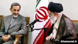 علی اکبر ولایتی (چپ) همراه با آیتالله علی خامنهای