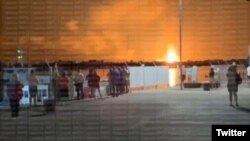 Un atac rusesc cu drone asupra stației ucrainene de compresare a gazelor de la Orlivka, văzut de pe țărmul românesc al Dunării, într-o postare pe social media a unui martor ocular, pe 6 august 2025 