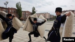 Рақси суннатии мардуми чечен, ки дар оҳангҳояш созҳои зарбӣ зиёд истифода мешавад.