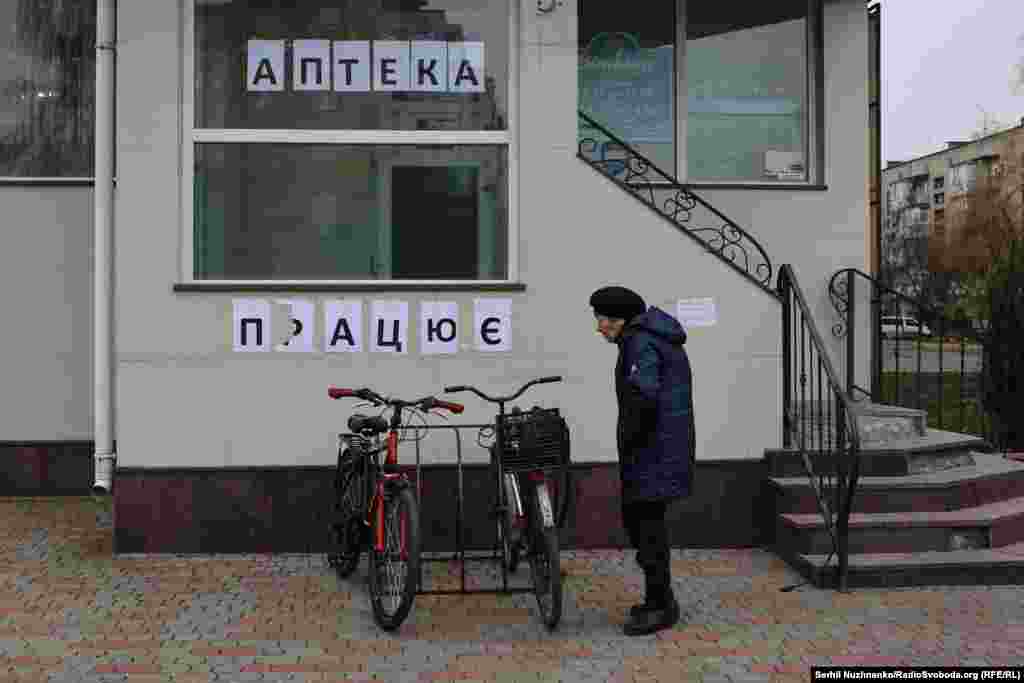 A printed sign announces “pharmacy working” in Pokrovsk. Along with pharmacies, cafes, and a bookstore, the biggest surprise was an Apple Store that was still operating in early December. Though perhaps as I’m writing this it has already closed down.
