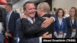 Președintele rus Vladimir Putin și fostul cancelar german Gerhard Schröder, Moscova, 14 iunie 2018.