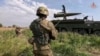 Российские военнослужащие загружают ракету «Искандер» на мобильную пусковую установку во время совместных российско-белорусских военных учений в неназванном месте в Калининградской области России, 15 сентября 2025 года