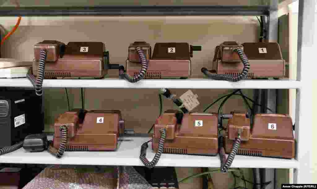 Telephones inside the control room of an OSM shelter. The transport company in charge of the OSM says "a certain amount of time is required to put the protection system on alert," without specifying further.