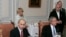 Джордж Буш-младший и Владимир Путин во время рабочего обеда в рамках саммита G8 в Санкт-Петербурге 19 июля 2006 года