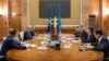 Întâlnire între fostul premier Marcel Ciolacu (al treilea din dreapta) și conducerea Liberty Steel Galați (stânga) în 2023. Câteva luni mai târziu, combinatul primea două împrumuturi de 292 milioane de euro de la banca de stat Exim Banca Românească.