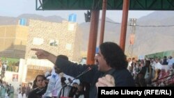 علي وزیر په کوټه کې ولسي غونډې ته د وینا پر مهال: تصویر له ارشیفه