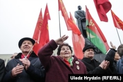 Hundreds of people took part in a rally marking the Bolshevik Revolution in Minsk on November 7.