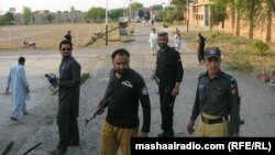 په بنو کې پولیس له مرکزي زندان سره نېږدې ولاړ دي - انځور له ارشیفه.