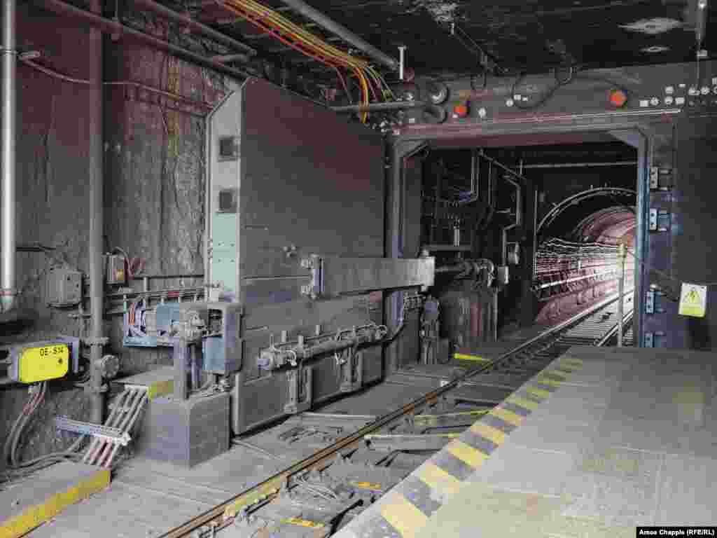 A blast door at Prague’s Dejvicka metro station seen as a train approaches. Most of the OSM was built during the Cold War, but updated versions of the Soviet-era system have been incorporated into some newer subway stations built by independent Czechia. 
