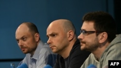Орус оппозиция өкүлдөрү (солдон оңго): Владимир Кара-Mурза, Андрей Пивоваров, Илья Яшин