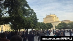 Բեռնատարների վարորդները բողոքի ակցիա են իրականացնում կառավարության շենքի մոտ