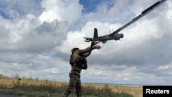 Український військовий запускає дрон на Покровському напрямку