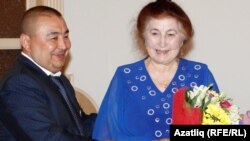 Ринат Насыйров җәмәгать эшлеклесе Роза Яхинаны тәбрикли