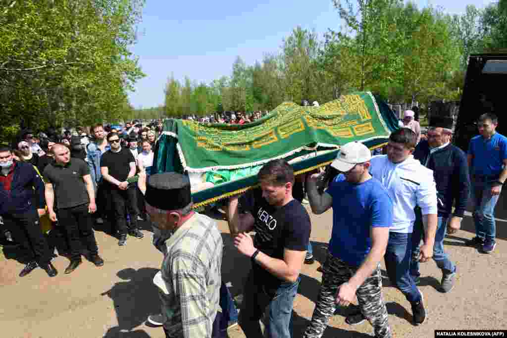 Men carry Ignatyeva's casket at her funeral.