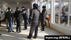"Кырым теләктәшлеге" утырышына килгән ОМОН көчләре