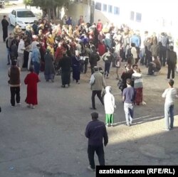Residents of the eastern city of Turkmenabat wait to buy flour from state shops.