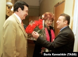 Муслим Магомаев, оперная певица Татьяна Синявская и Геннадий Хазанов на 55-летии последнего, 2 декабря 2000 года