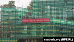 Most of the Chinese in Dobrus paid an agency between $200 and $2,000 to land a job at the construction site.