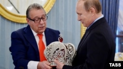 Геннадий Хазанов дарит Путин копию императорской короны на церемонии в Кремле в честь своего 70-летия, 1 декабря 2015 года
