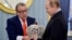 Геннадий Хазанов дарит Путин копию императорской короны на церемонии в Кремле в честь своего 70-летия, 1 декабря 2015 года