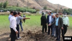 مقام محلی ایرانی در محل اصابت یکی از گلولهها (عکس از ایرنا)