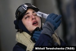 Фото Михаила Терещенко: женщина промывает глаз после применения полицией слезоточивого газа у здания парламента Грузии 7 декабря 2024 года