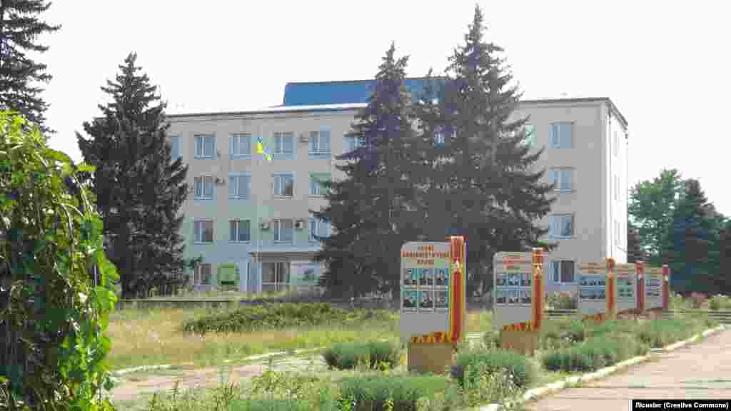 Administrative buildings in Maryinka photographed in August 2014. After 4 p.m., Grom recalls, "people disappeared from the streets because shelling began in the evening." 