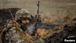 Militar ucrainean la un poligon de antrenament în estul țării, la 6 noiembrie 2024. 