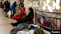 Locuitori ai Kievului, adăpostiți în metrou în timpul atacului rusesc din 21-21 octombrie asupra capitalei ucrainene