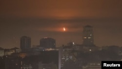 Explozia unei drone lovite de apărarea antiaeriană pe cerul nocturn al Kievului, 22 octombrie 2025