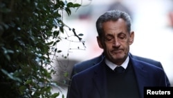 Fostul președinte francez Nicolas Sarkozy a început executarea sentinței de cinci ani de închisoare.