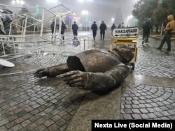 A monument to former Kazakh President Nursultan Nazarbaev lies toppled on the streets of the town of Taldyqorghan during the unrest of January 2022.