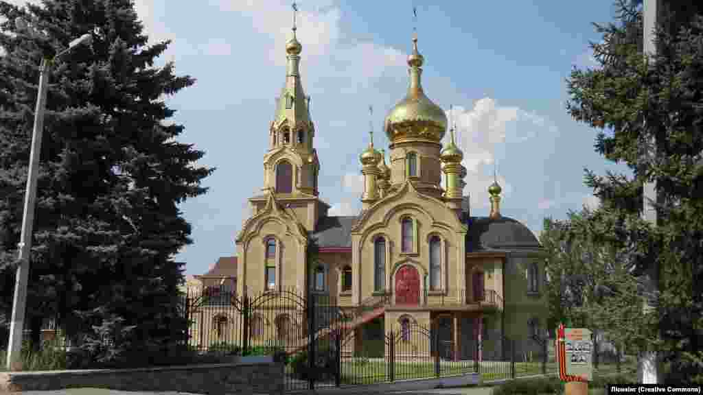 The same Maryinka Church, photographed in August 2014. After Russia launched its full-scale invasion of Ukraine in 2022, mass evacuations began and by March 2023 the city was completely uninhabited.