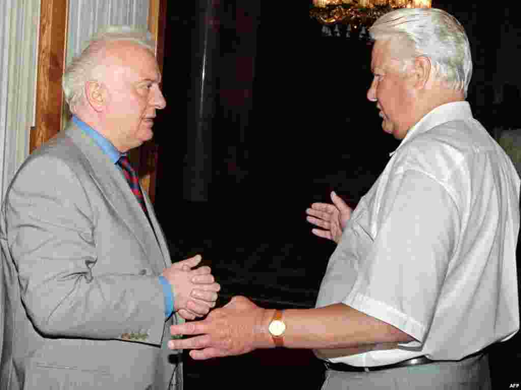 Georgian President Eduard Shevardnadze visits Boris Yeltsin at the Russian president&#39;s summer residence in the Black Sea resort of Sochi in 1994.