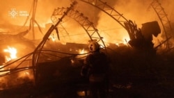 Пожар в Киеве, возникший в результате ночной российской атаки
