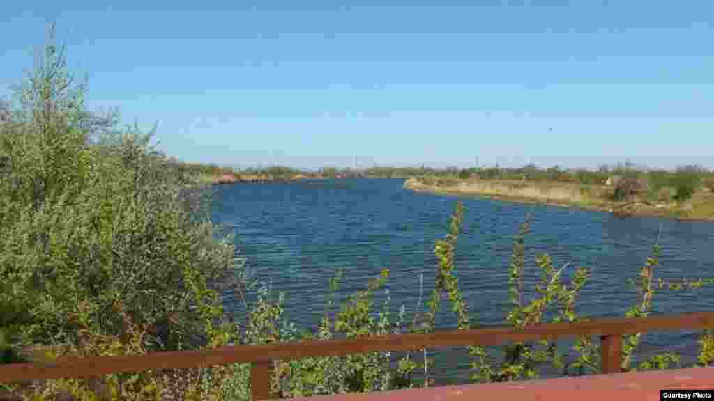 Работа Северо-Крымского канала по поставке воды Херсонской области и Крыма осуществляется в штатном режиме. Ранее появилась информация о том, что поставки воды в аннексированный Россией Крым из Днепра через Северо-Крымский канал были приостановлены. 27 апреля 2014 года