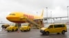 Un avion DHL se află pe aerodrom la centru de sortare din Schkeuditz, lângă Leipzig. Fotografie de arhivă.