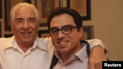 سیامک نمازی (راست) سال ۱۳۹۴ به اتهام «همکاری با حکومت آمریکا» زندانی شد و پدرش، باقر نمازی، نیز یک سال بعد دستگیر شد اما اکنون بدون اجازه خروج از کشور، خارج از زندان است؛ عکس از آرشیو