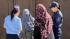 Полицајки во Ош разговараат со локални жени за време на рација за спроведување на забраната за носење никаб