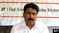 ډاکټر شکیل اپرېدی په دې تور نیول شوی وو چې له امریکا سره یې د اسامه بن لادن په میندلو کې مرسته کړې وه. 