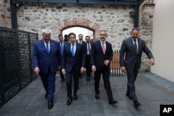 Ministrul ucrainean de Externe Andri Sâbiha, secretarul de stat american Marco Rubio, ministrul turc de Externe Hakan Fidan și șeful biroului prezidențial ucrainean Andri Iermak la întâlnirea de la Palatul Dolmabahce din Istanbul, pe 16 mai.