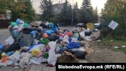 Ѓубре и отпад натрупани околу контејнери и канти во Скопје, октомври 2025 година.